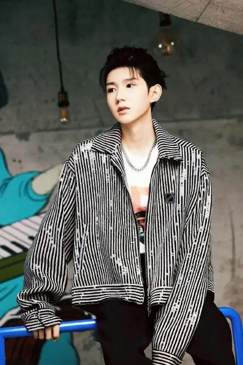 王源明日创作计划造型图条纹亮片外套小啾啾造型帅气满分99眼神好a