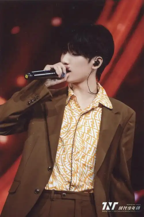 严浩翔雕塑美男气质加成的氛围感上炎二公舞台扫图身临其境地体会他