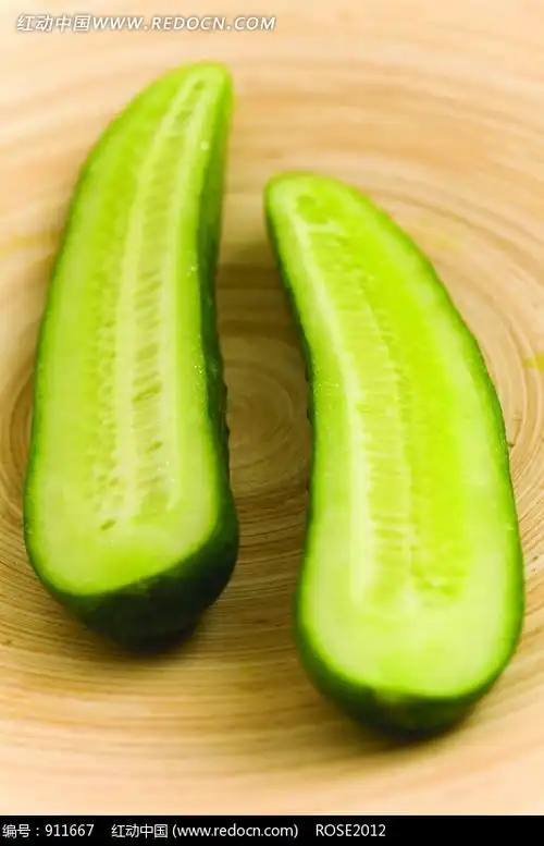 砧板上切开的黄瓜