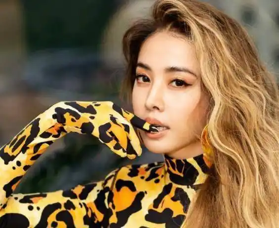 原创蔡依林录视频没化妆生图黑眼圈法令纹都有40岁开始显老了