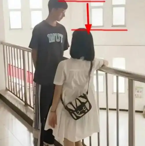 老师训学生上演"最萌身高差",学生没忍住摸下老师头,别生气了