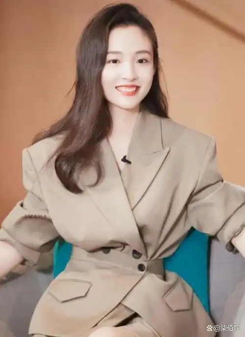 吴倩带娃聚餐,不重个人打扮穿衣普通头发凌乱,逗女儿开心好温柔