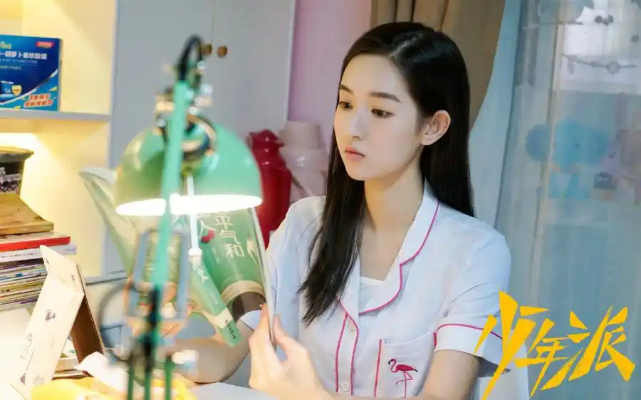 《少年派》邓小琪扮演者王玉雯剧照,气质高雅,文静