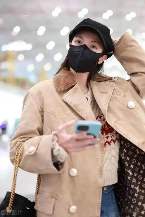 街拍:钟楚曦棕色排扣短大衣 牛仔半裙 麂皮短靴帅气带感_外套_绵羊毛