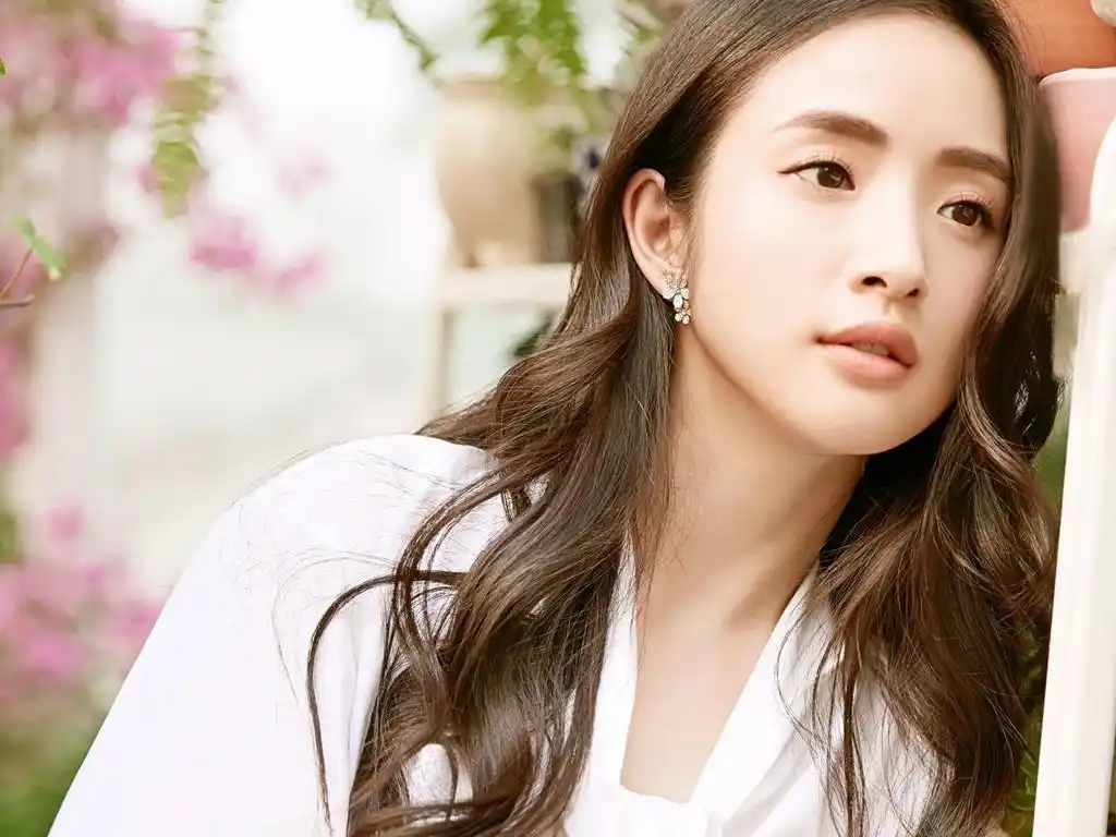 美女明星林依晨时尚性感写真桌面壁纸