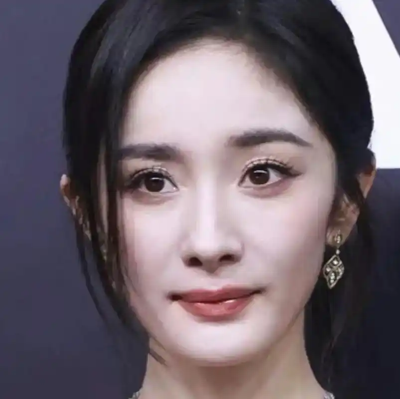 有网友对杨幂的高低眉产生了疑惑,不知道是化妆问题还是天生就这样?