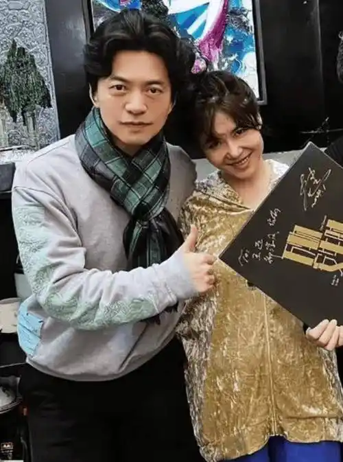 据传,李健初次遇到他的娇妻时,李健只有10岁,而孟小蓓只有5岁,前者是