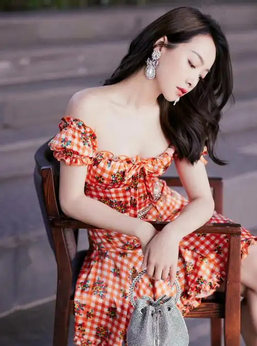 宋茜气质更甜美了穿格纹碎花裙有夏日气息亮色系让人眼前一亮