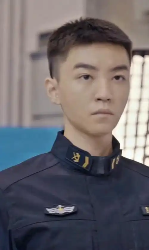 王俊凯寸头海军制服造型