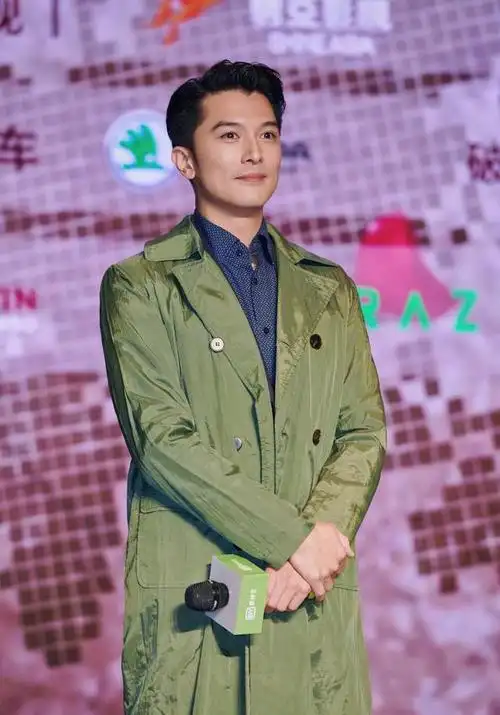 邱泽西装笔挺,气质有加,状态不输小鲜肉