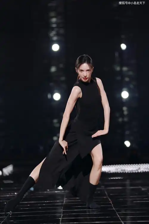 金晨黑色连衣裙一字马性感写真