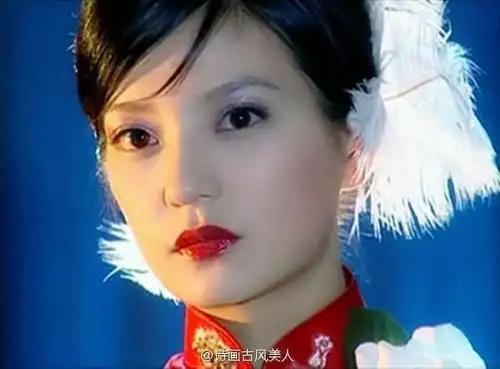 看到赵薇年轻时的照片终于明白琼瑶为什么不选范冰冰做女主了