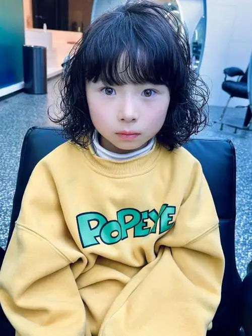 哈咯!大家好!兴仔老师今天分享一款超级好看的适合小孩子烫发的发型!