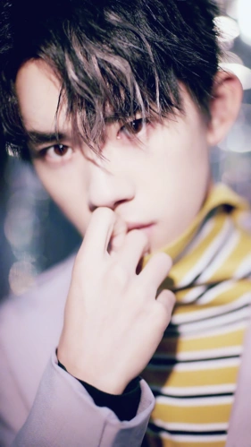 易烊千玺帅气时尚写真,高清图片,手机锁屏桌面-壁纸族