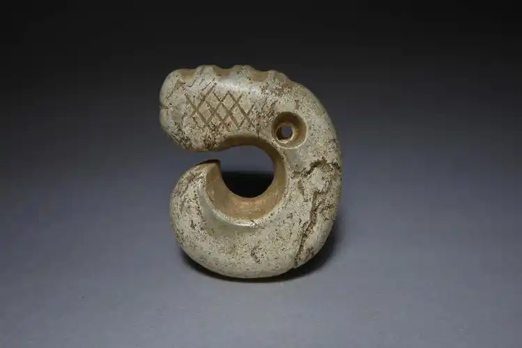 红山文化期玉器皮壳表象(任南珍藏)