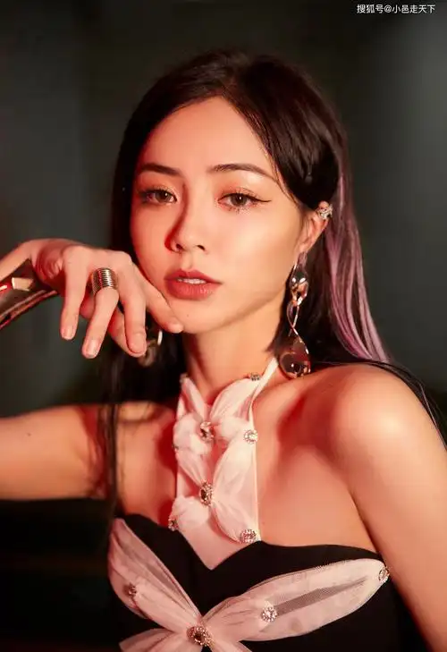 谢可寅蝴蝶结香肩性感写真