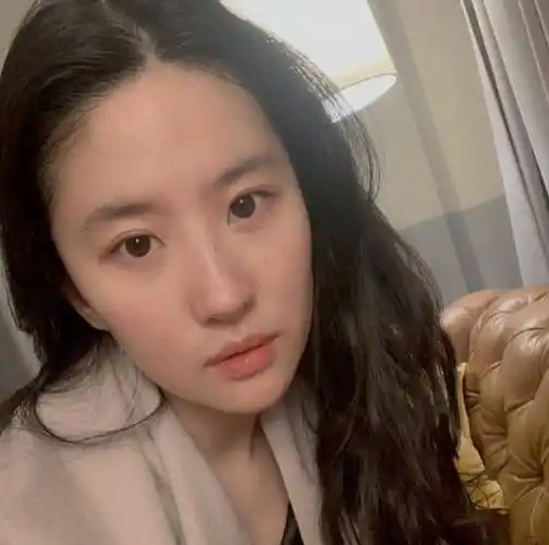 刘亦菲的神仙颜值都扛不住的辣眼穿搭,普通人想变美更要注意这点_气质