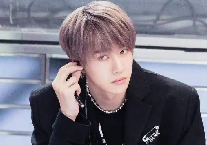 王一博14岁的旧照被疯传,当看清真实颜值后,整没整容一目了然!