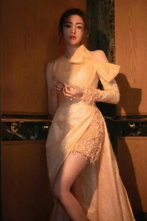 张天爱能不能不要这么美?穿大露背薄纱连衣裙亮相,配盘发真优雅|裙摆|