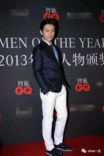 心疼!穿白大褂的靳东,缺点真的一览无余