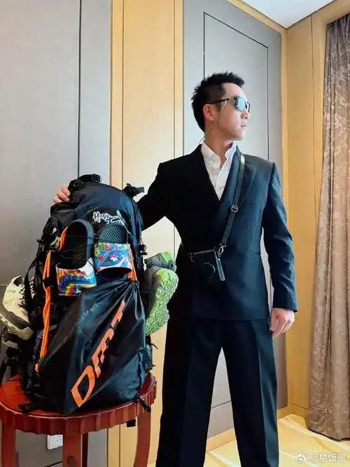 他那与生俱来的帅气在这一刻展露无遗,身着西装搭建帐篷,每一个动作都