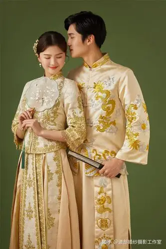 爱惨了这无法言喻的室内光影中式婚纱照