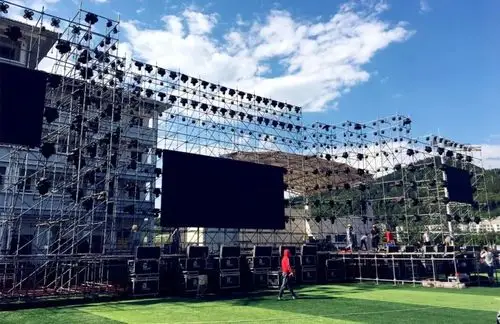 的舞台现场特效,让现场观众产生情感的共鸣,营造出最火爆的演唱会气氛