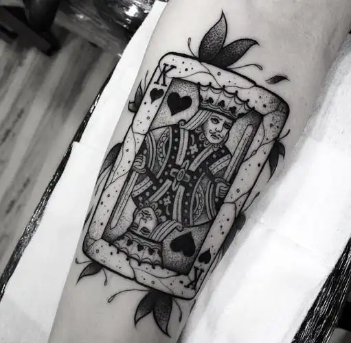 小臂黑灰纸牌纹身图案