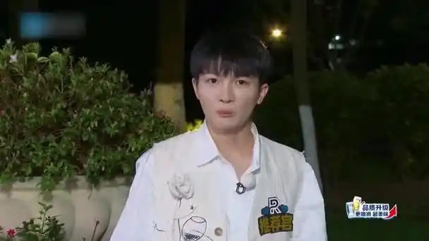 周深重回高中校园,一见到曾经的老师,秒变害羞学生!