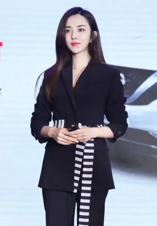 王晓晨真是喜欢画蛇添足西装上系根绳子帅气的造型都给毁了