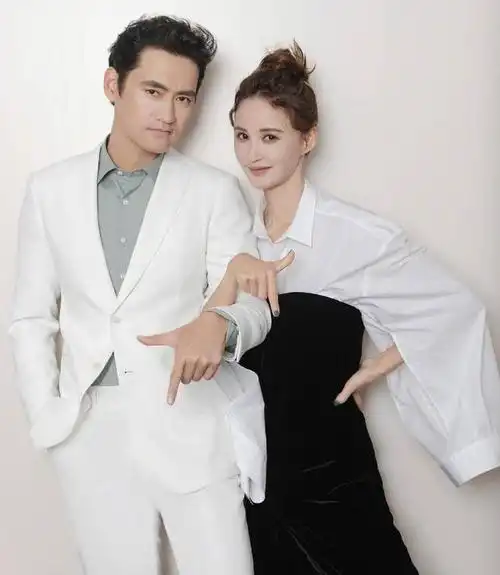 张歆艺与袁弘在微博分享结婚七周年用手势秀恩爱