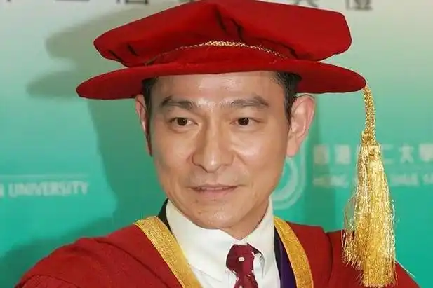 九岁由于出生在大家族,刘德华原名刘福荣,九岁时改名为刘德华.