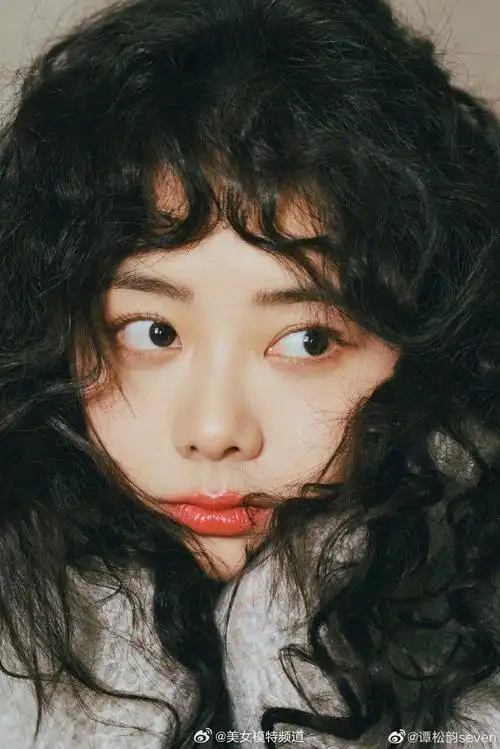 谭松韵秋冬慵懒风库存照掉落羊毛卷造型甜美又俏皮