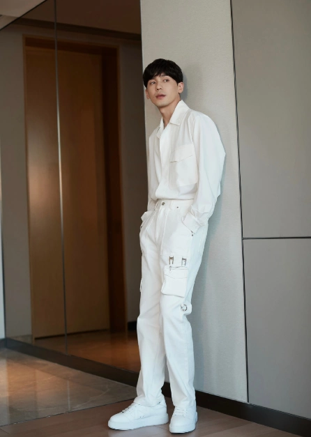 白宇西服造型帅翻全网看他的性感胡茬成熟魅力让人心动