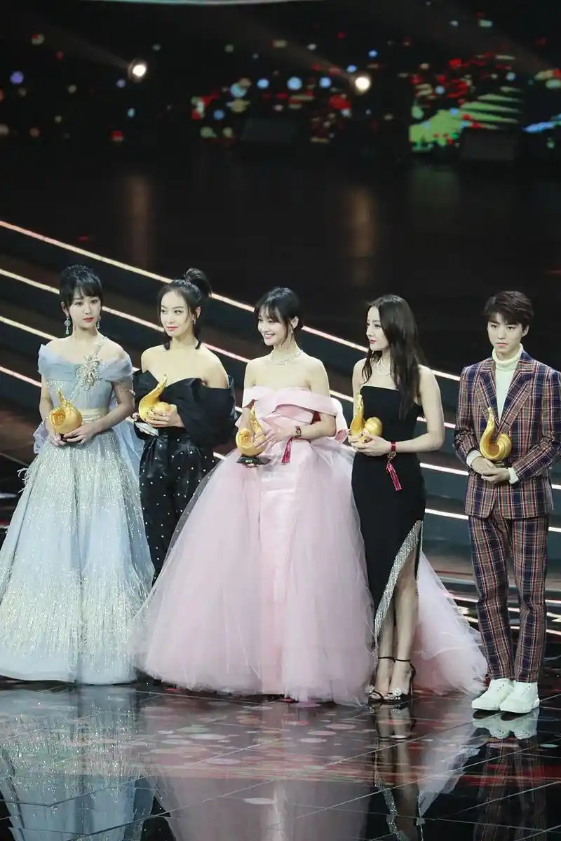 杨紫和迪丽热巴的三次同框,之前一直以为热巴更高一些,没想到她俩竟然