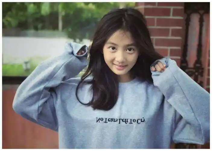 原创黄磊闺女黄多多太早熟14岁就穿开叉衬衫染发与妈妈合照似姐妹