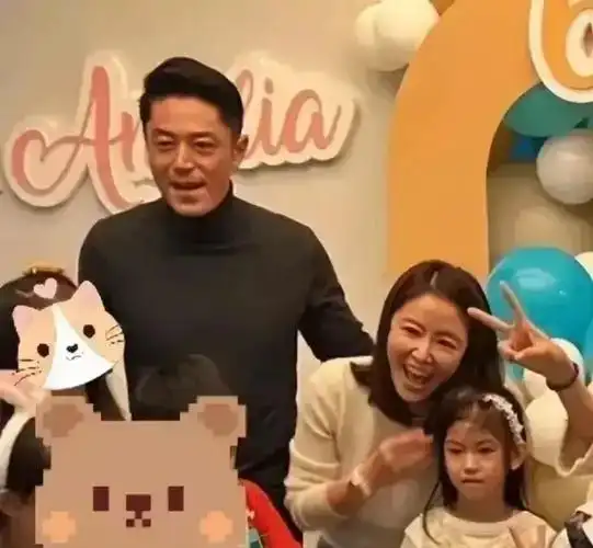 林心如夫妇带女儿日本旅游,小海豚在海边玩沙子,霍建华细心看护