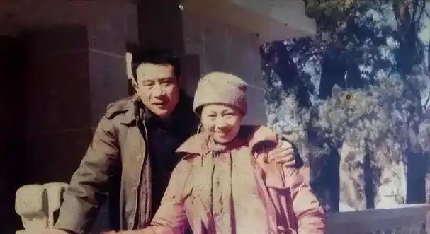 为了验证自己的学习成果,他担任了短片《一夜》的导演.