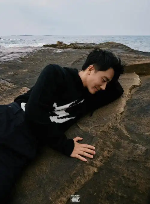 九月刊开季封面96,黄轩表现力好好,文艺感十足,好像在拍电影海报