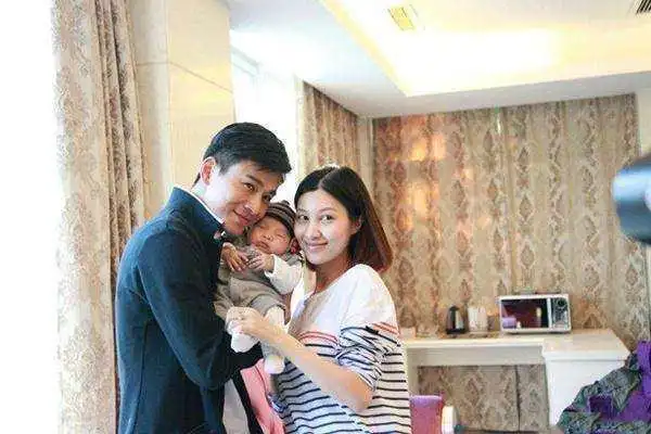 钟汉良,他一直是单身贵族?其实他早已结婚,女儿有点像小甜馨_腾讯新闻