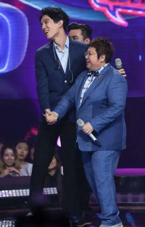 最多也就165cm 对吧,其实人官方身高190cm,和韩红站在一起简直是巨人.