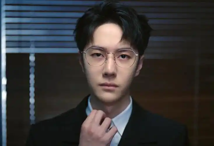 王一博戴眼镜帅呆了