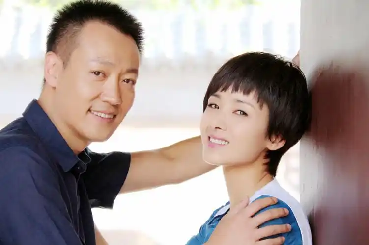 腾讯娱乐讯由华策星之演员辛柏青,黄曼主演的家庭伦理剧《跟我回家》