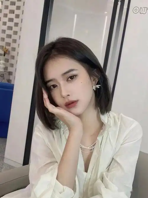 和颧骨位置这款发型整体两侧低层次修剪齐肩短发可甜可咸瞬间女神范