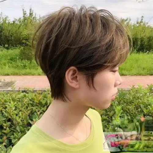 【图】今年流行"定位烫" 个性女生超短烫发_时尚发型_发藏网