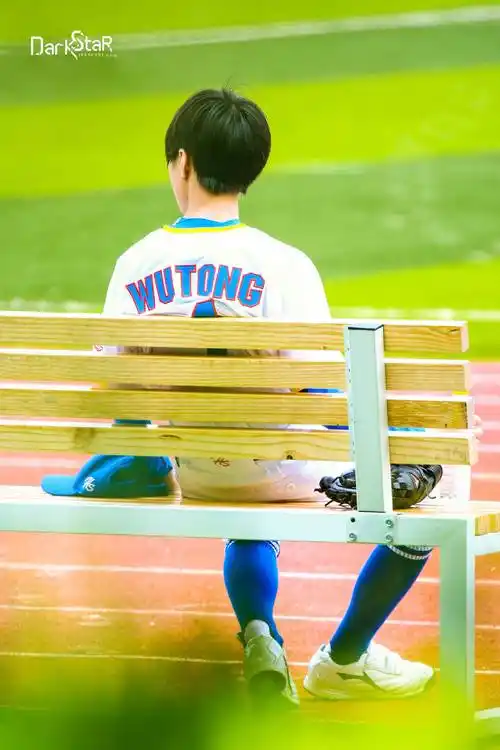 tfboys分享200802王俊凯背影照系列一直追逐你背影