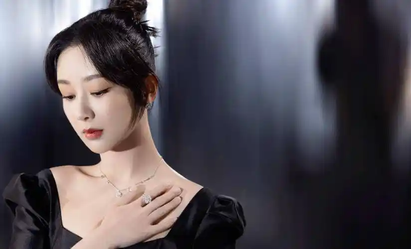 杨紫微博之夜"黑客"造型惊艳,大家都穿着黑色连衣裙瞬间点亮舞台_时尚