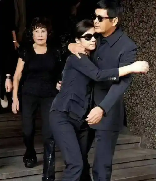 丈夫病逝后,钟楚红宣布不再结婚.