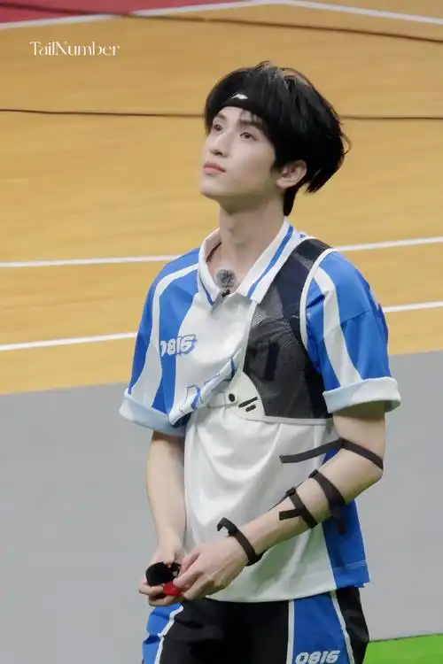 严浩翔天生爱豆  一场运动会就可以让妈粉 女友粉 泥塑粉 整肃粉都吃