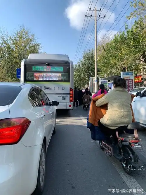 停在马路中间的公交车在等待乘客上下车